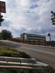 城市道路旁的建筑景观