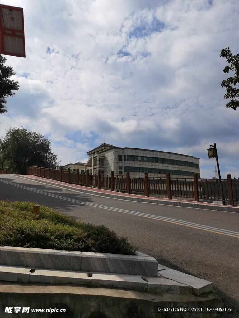 城市道路旁的建筑景观
