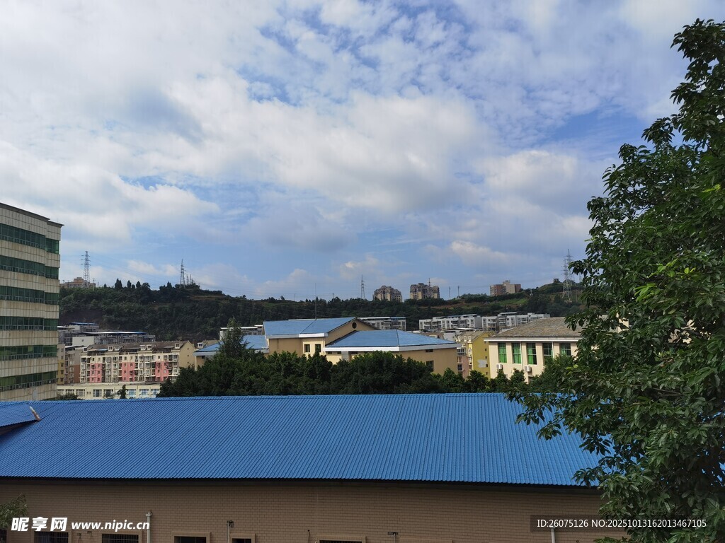 蓝顶建筑与远处风景
