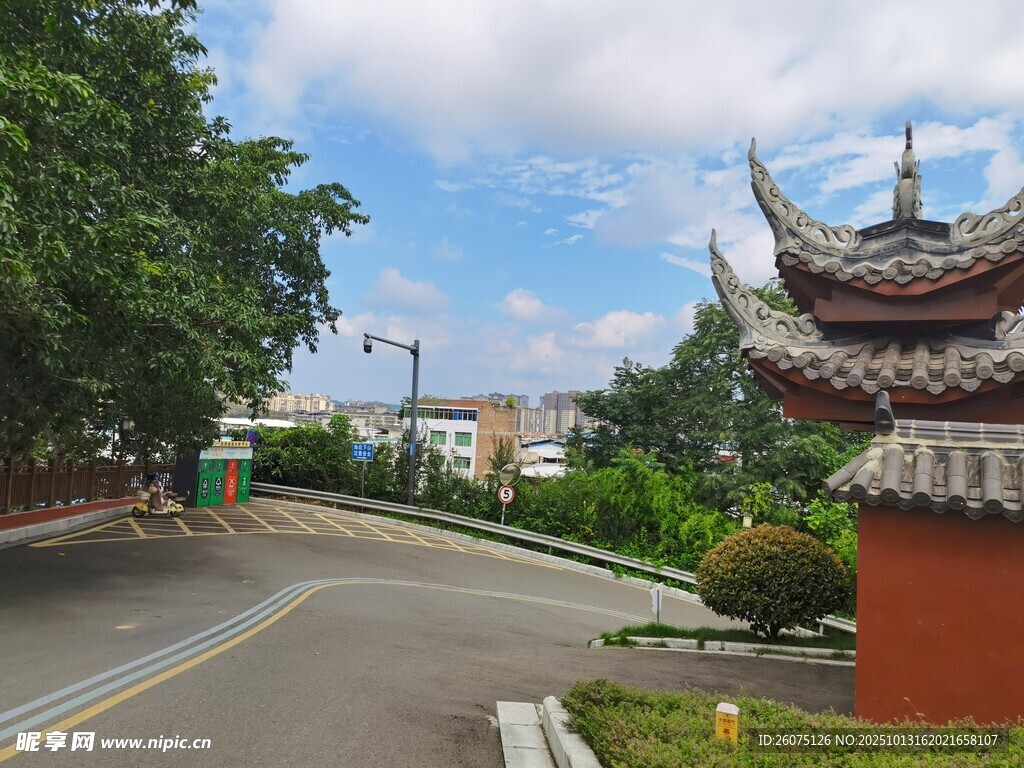 中式建筑旁的宁静道路