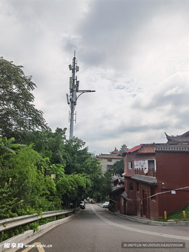 路边通信基站与周边建筑