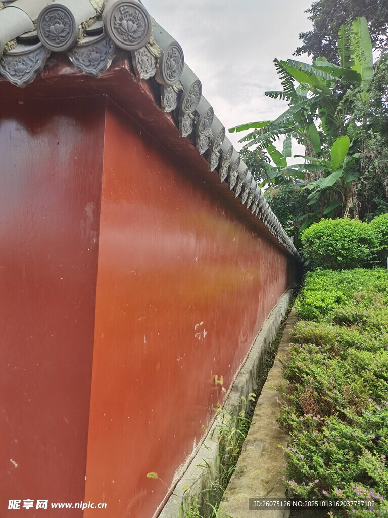 红墙黛瓦尽显中式古韵