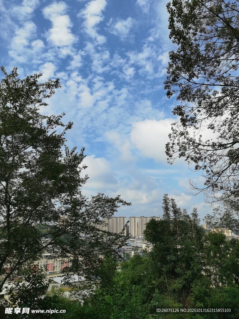 山林间的蓝天海景