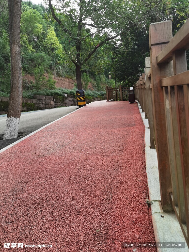 红色透水步道绿意环绕
