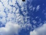 蓝天下的空中飞行物