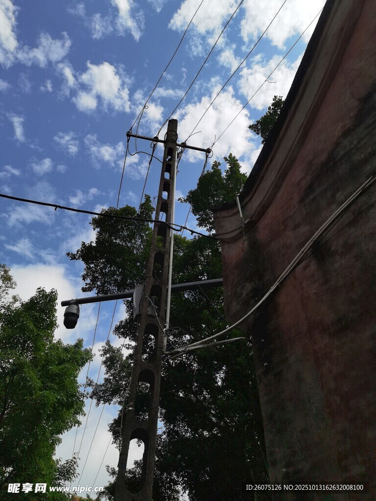老旧房屋旁的电线与蓝天