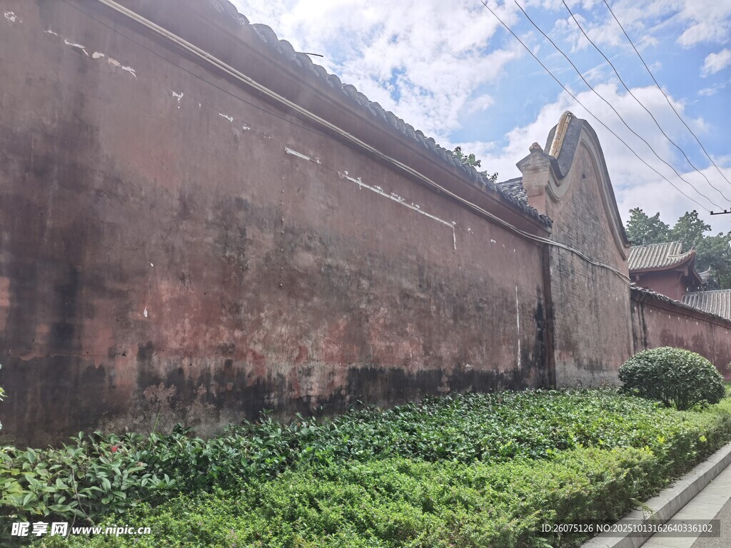 古老城墙旁的绿植景观