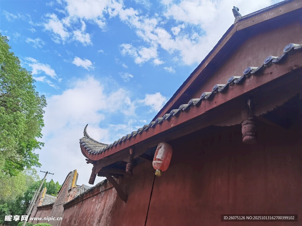 古建屋檐蓝天绿树相伴