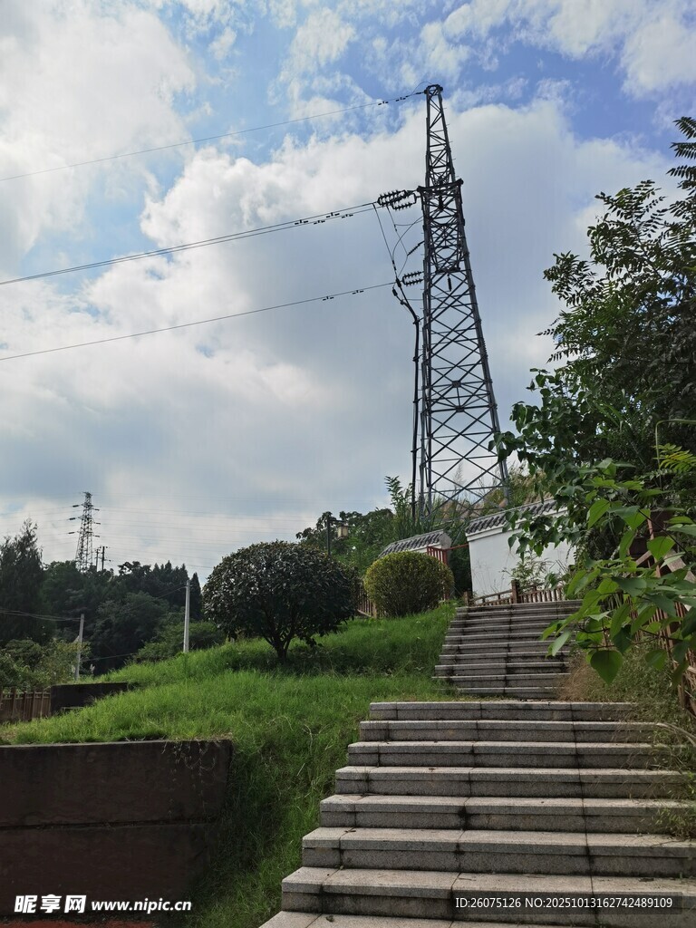 户外电塔与阶梯风景