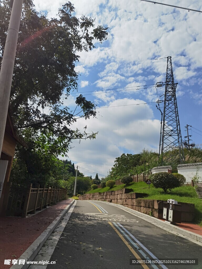 乡村公路旁的电力设施