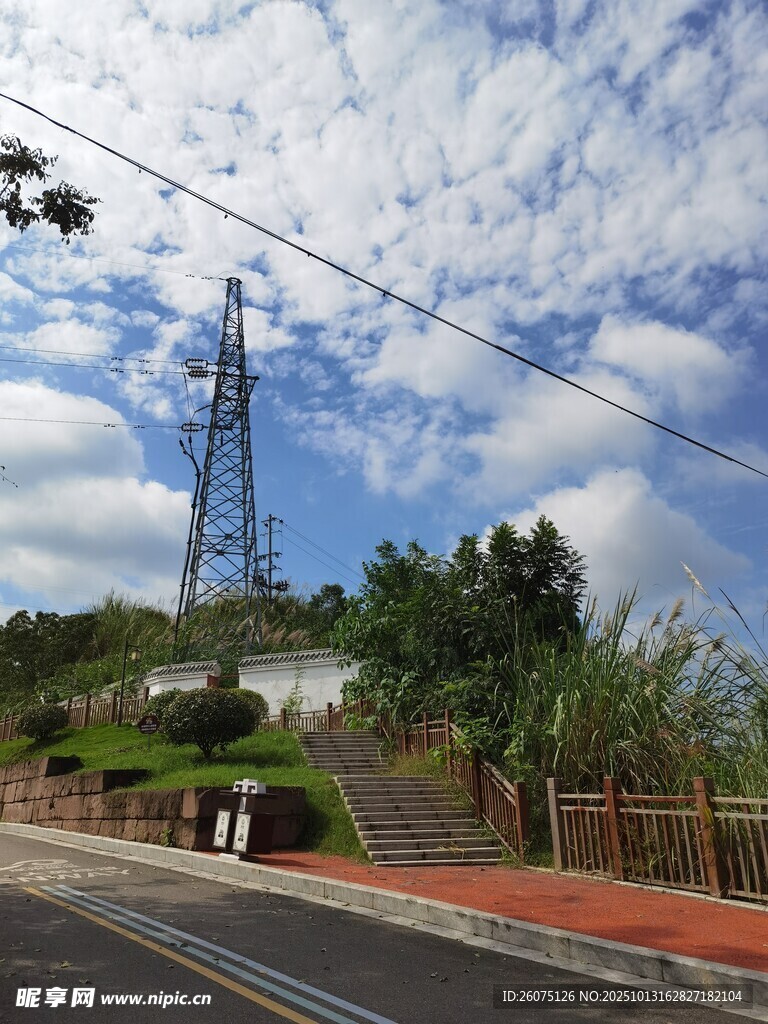 公路旁的高耸电力铁塔