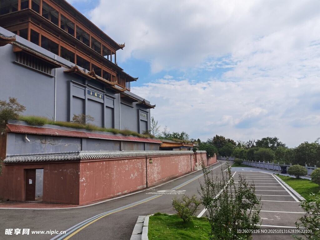 中式建筑旁的道路景观