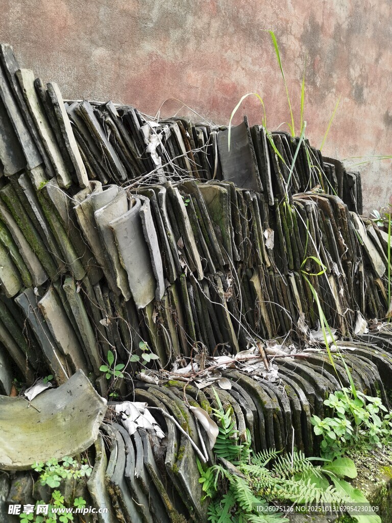层叠瓦片自然古朴景致