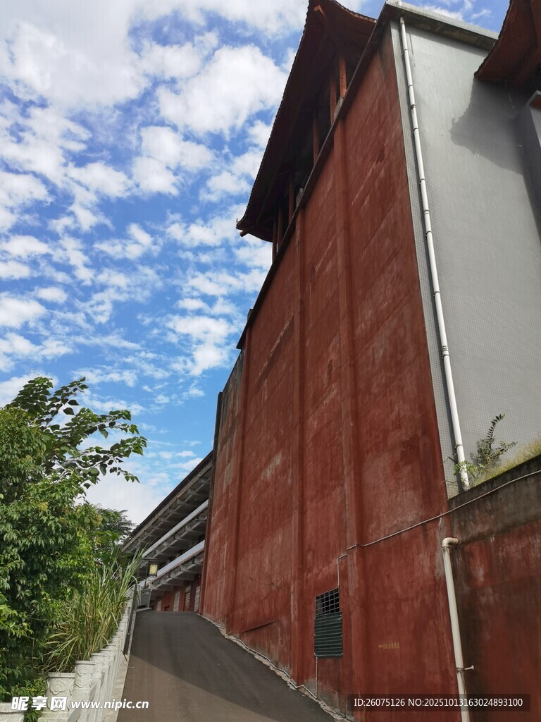 红墙建筑与蓝天白云