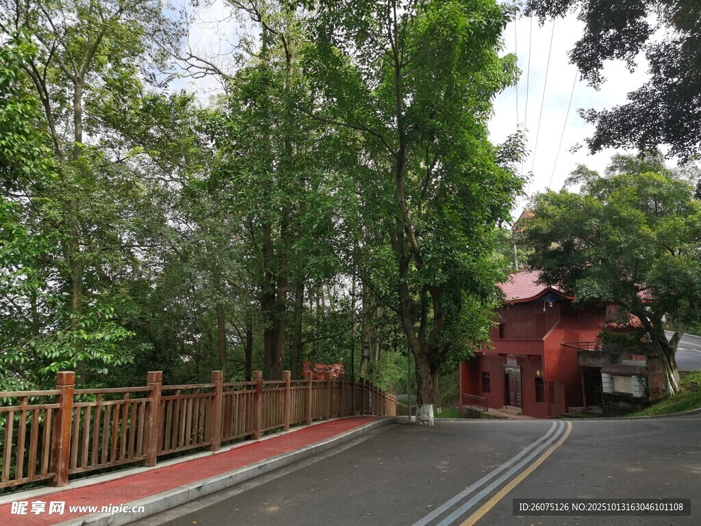 林间红道与传统建筑