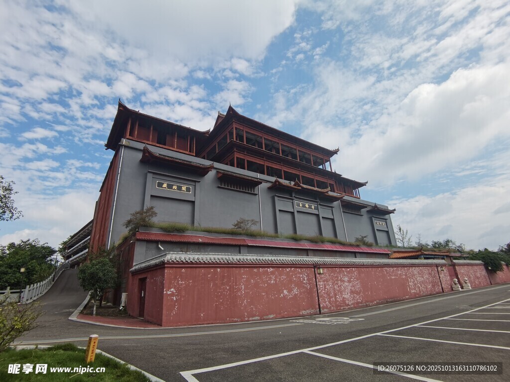 中式古建筑蓝天白云下