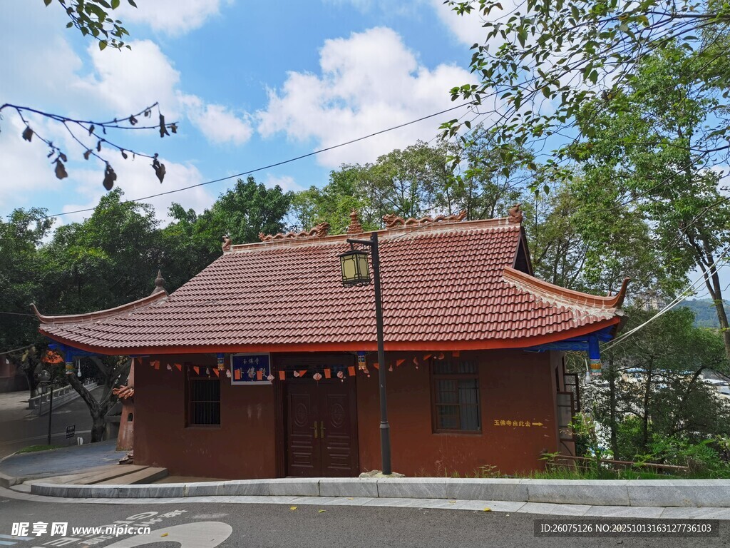 传统中式小庙宇建筑
