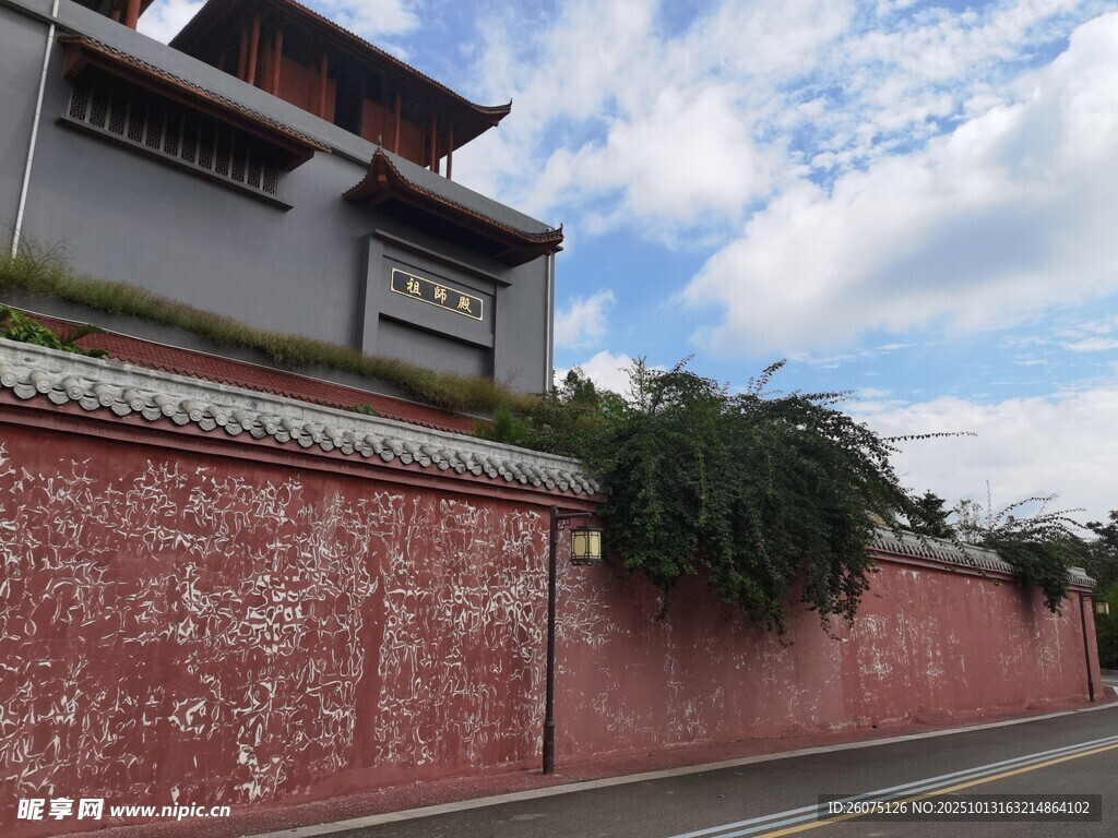 中式红墙建筑与蓝天白云