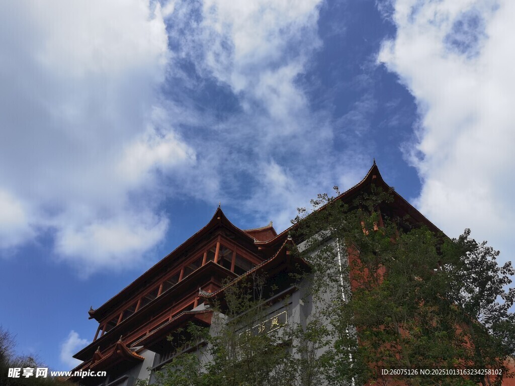 山间古建云下飞檐