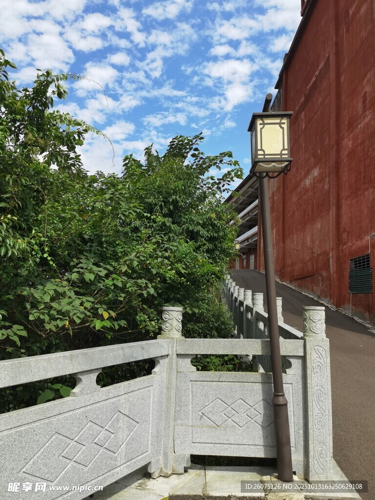 古建旁的路灯与葱郁绿树