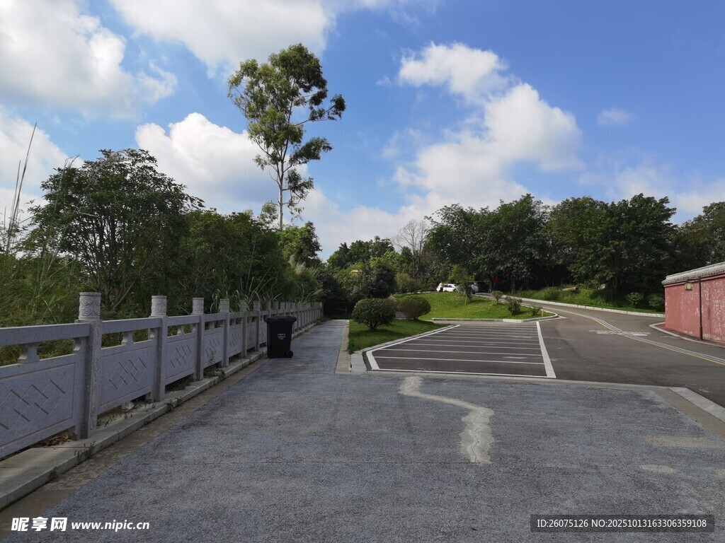 户外开阔道路与周边景致