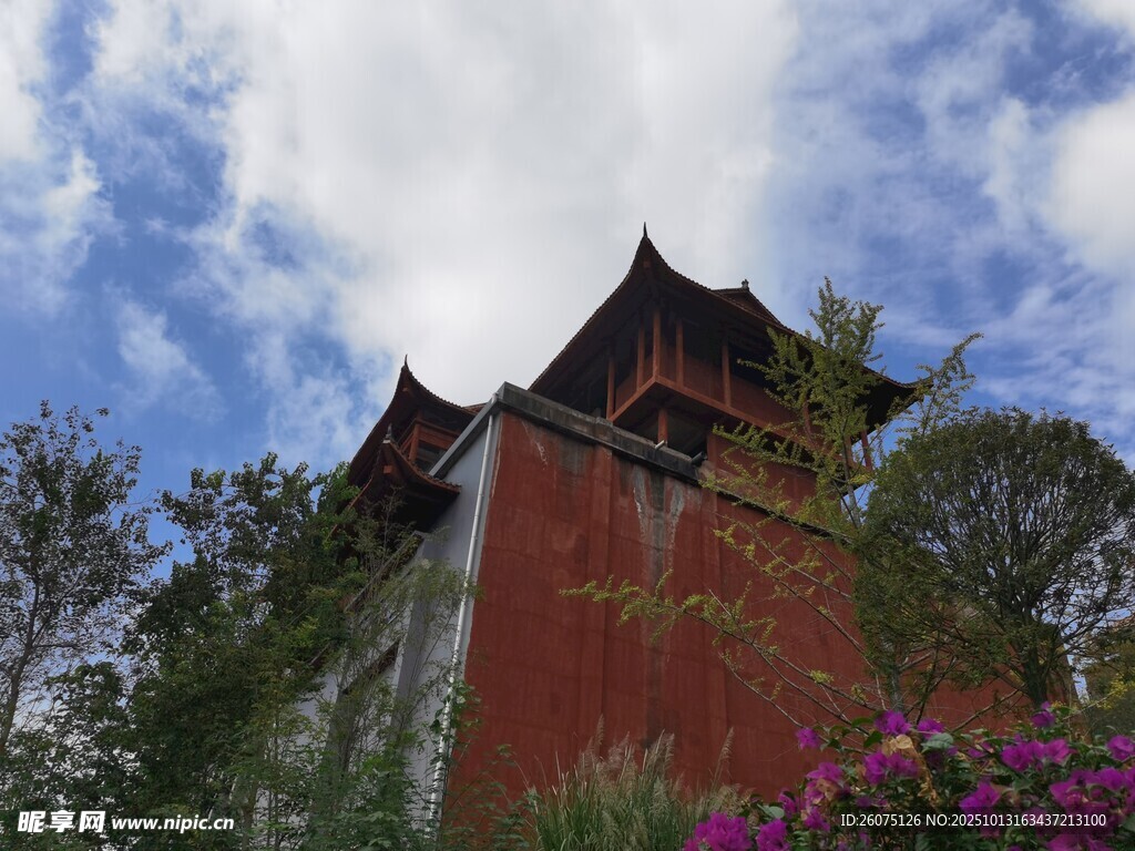 古建红墙映蓝天繁花