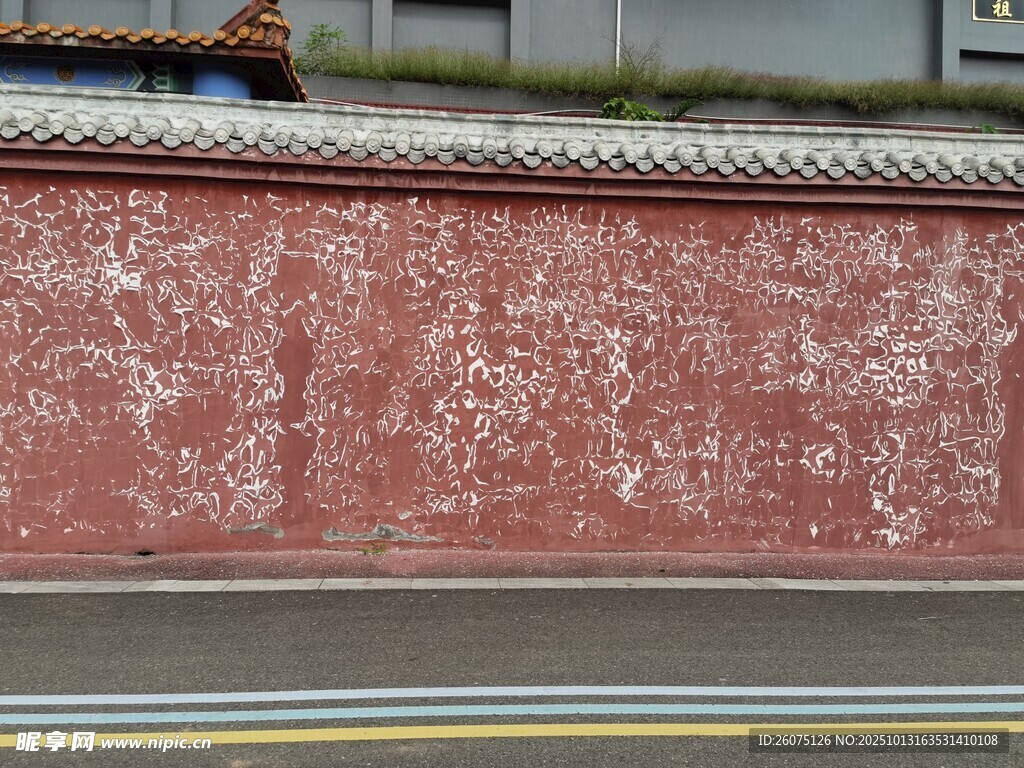 红色纹理墙面近景