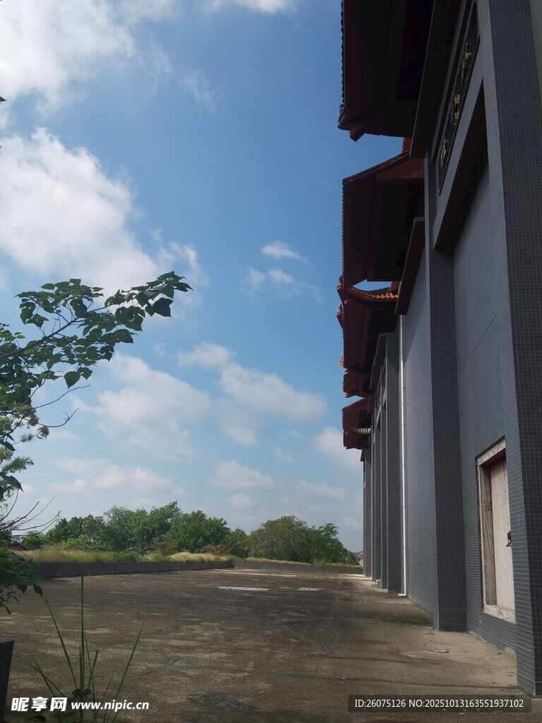 户外建筑旁的开阔场景