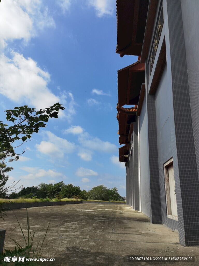 户外厂房旁的开阔景致