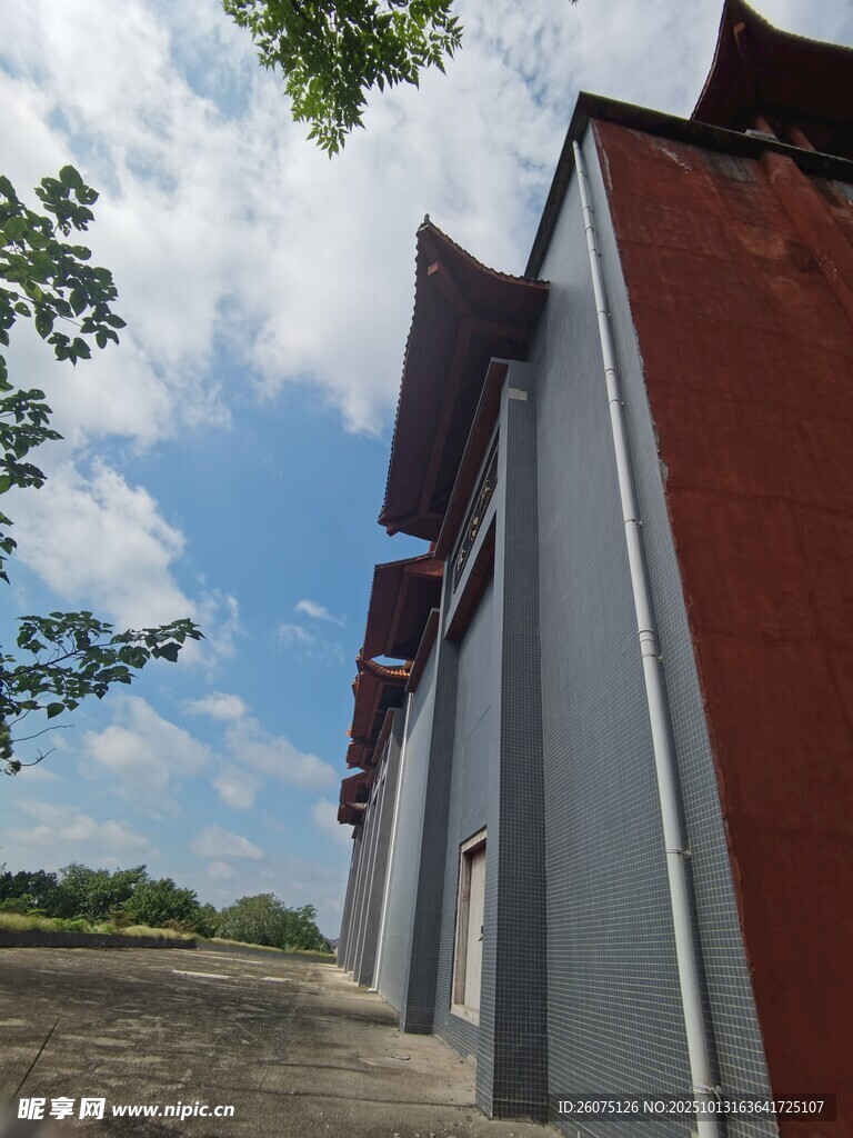 红墙建筑与蓝天白云