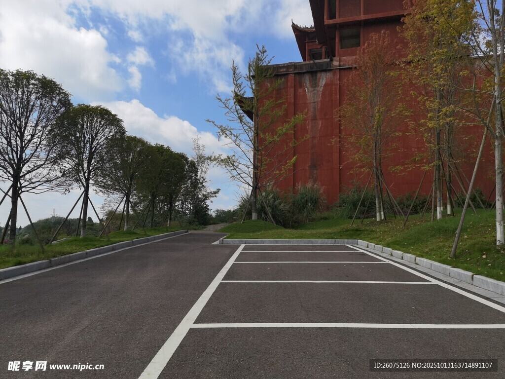 宽阔道路旁的古朴建筑