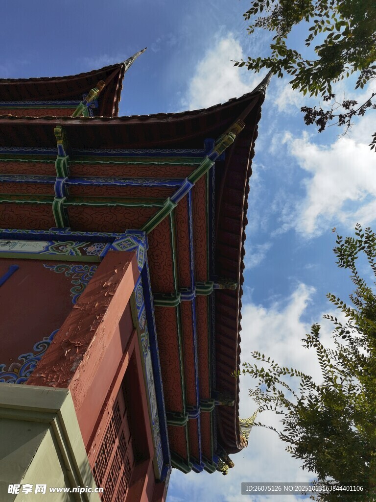 中式古建筑屋檐一角