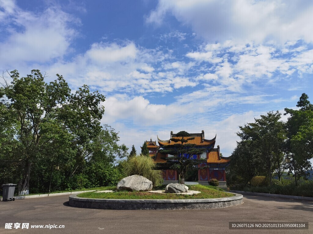 中式古建筑前的开阔景致
