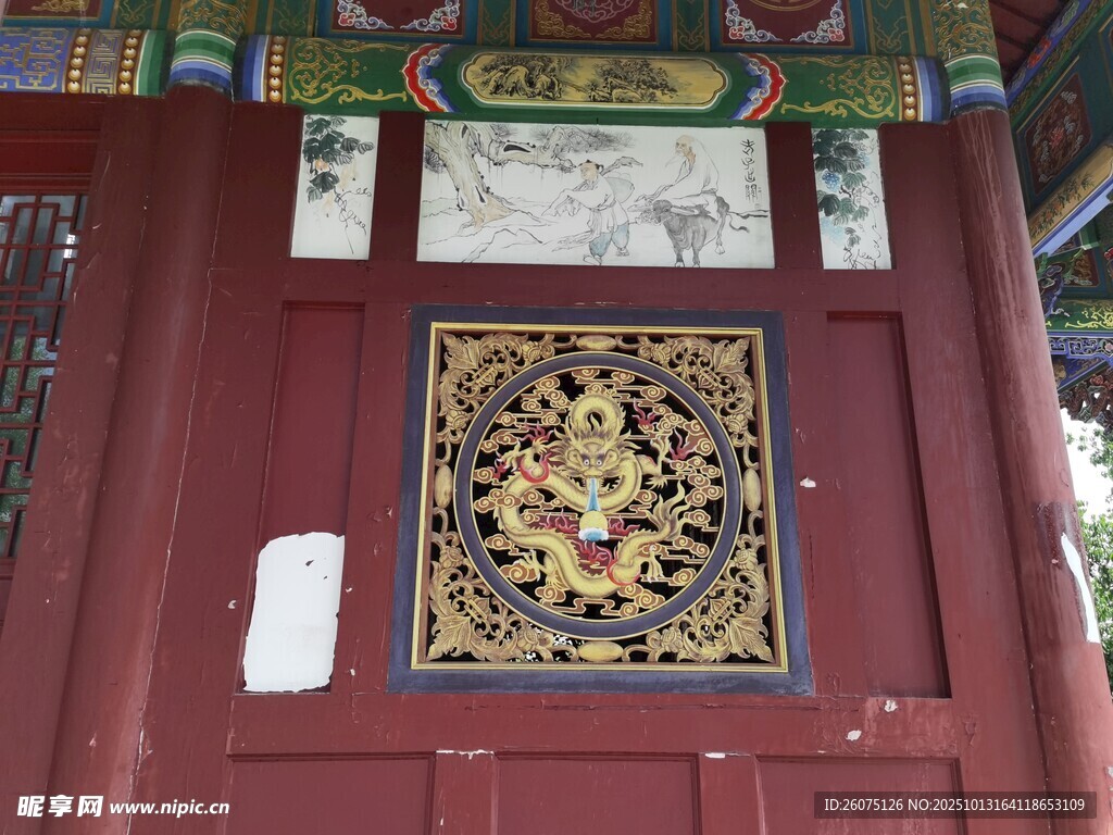 中式红门精致装饰图案