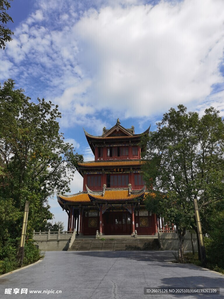 中式古建楼阁绿树环绕