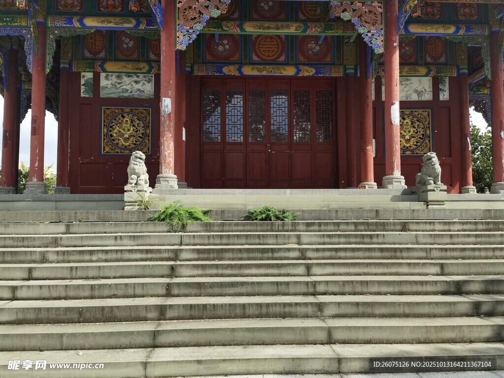 古建庙宇前的台阶景观