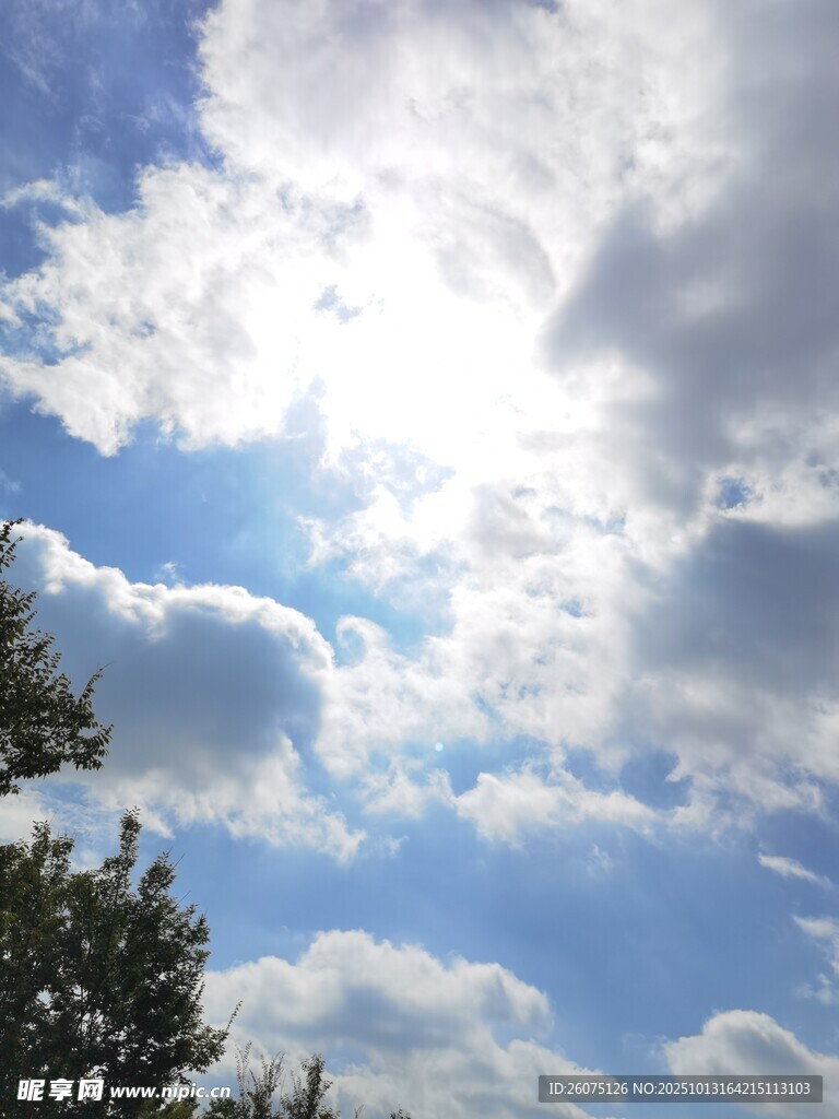 蓝天白云下的灿烂阳光
