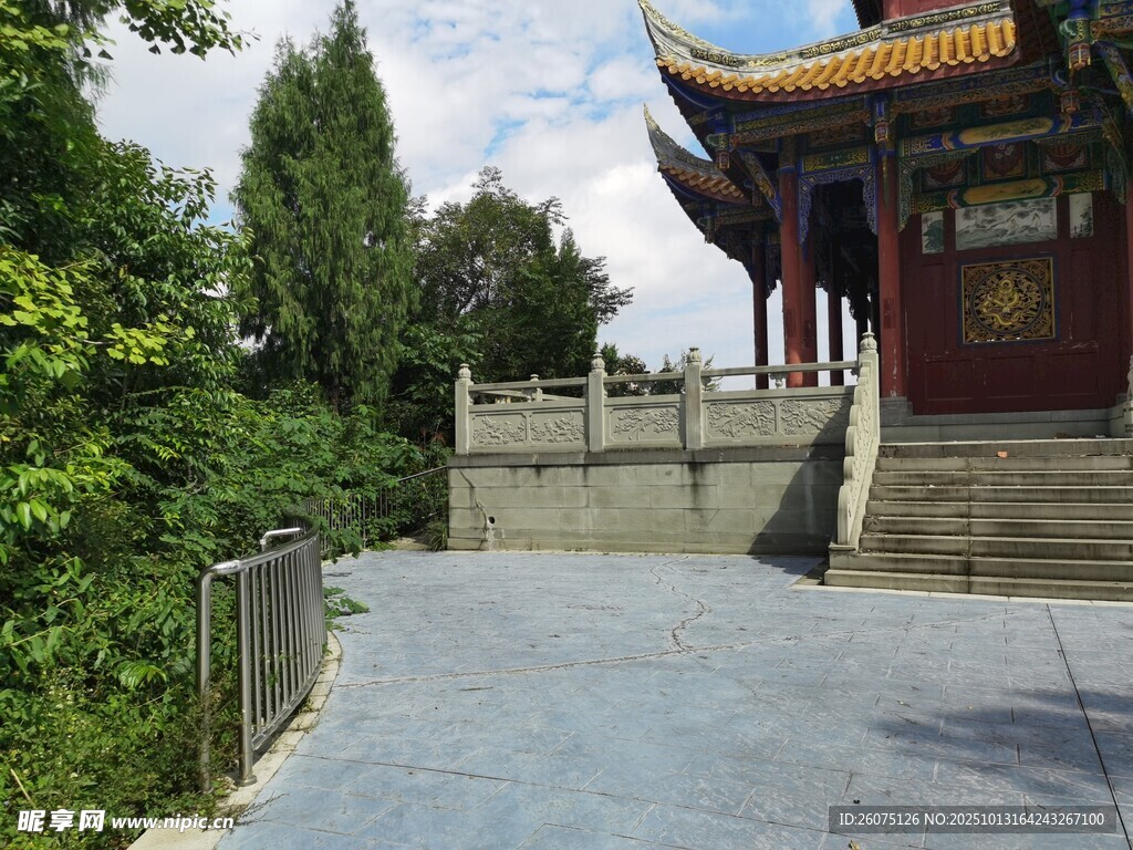 中式庭院旁的幽静小径