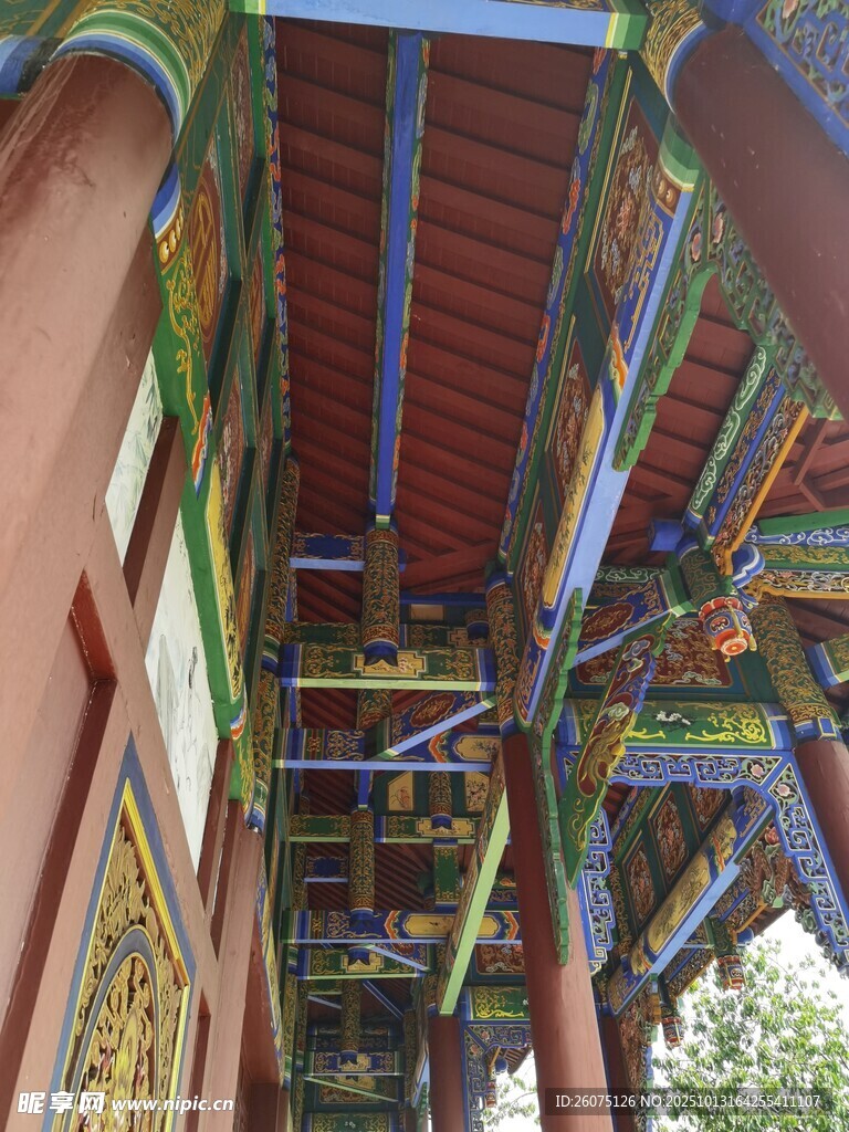中式古建筑精美彩绘屋檐