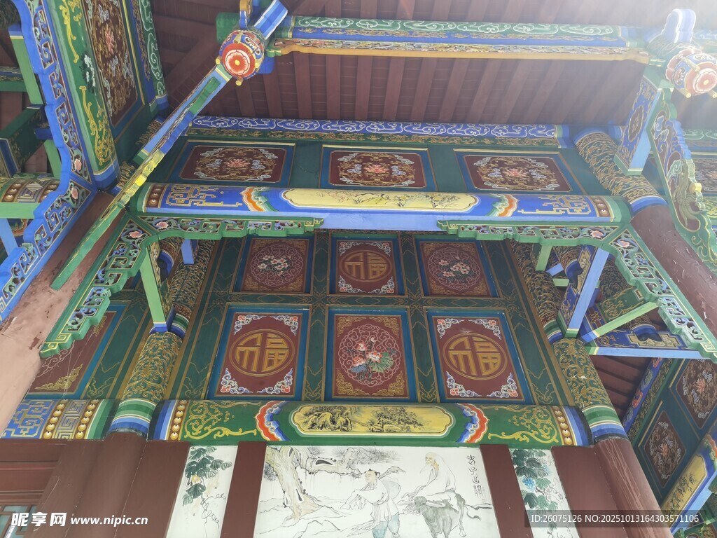 中式古建筑彩绘精美屋檐