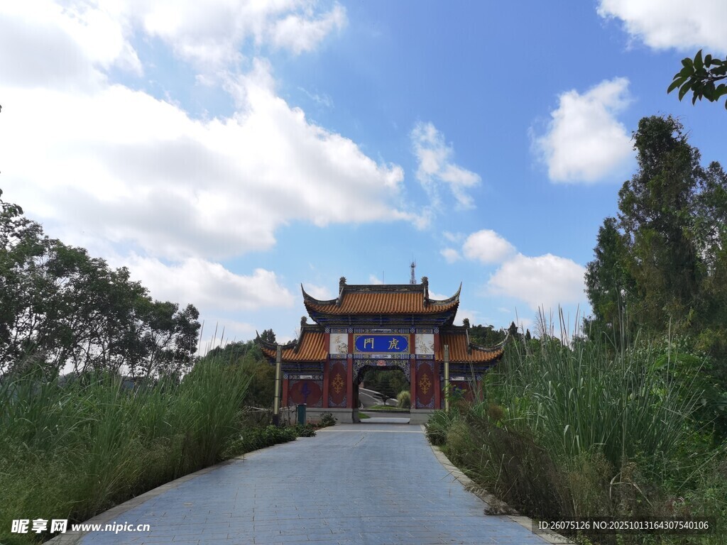 古雅庙宇立于葱郁草木间