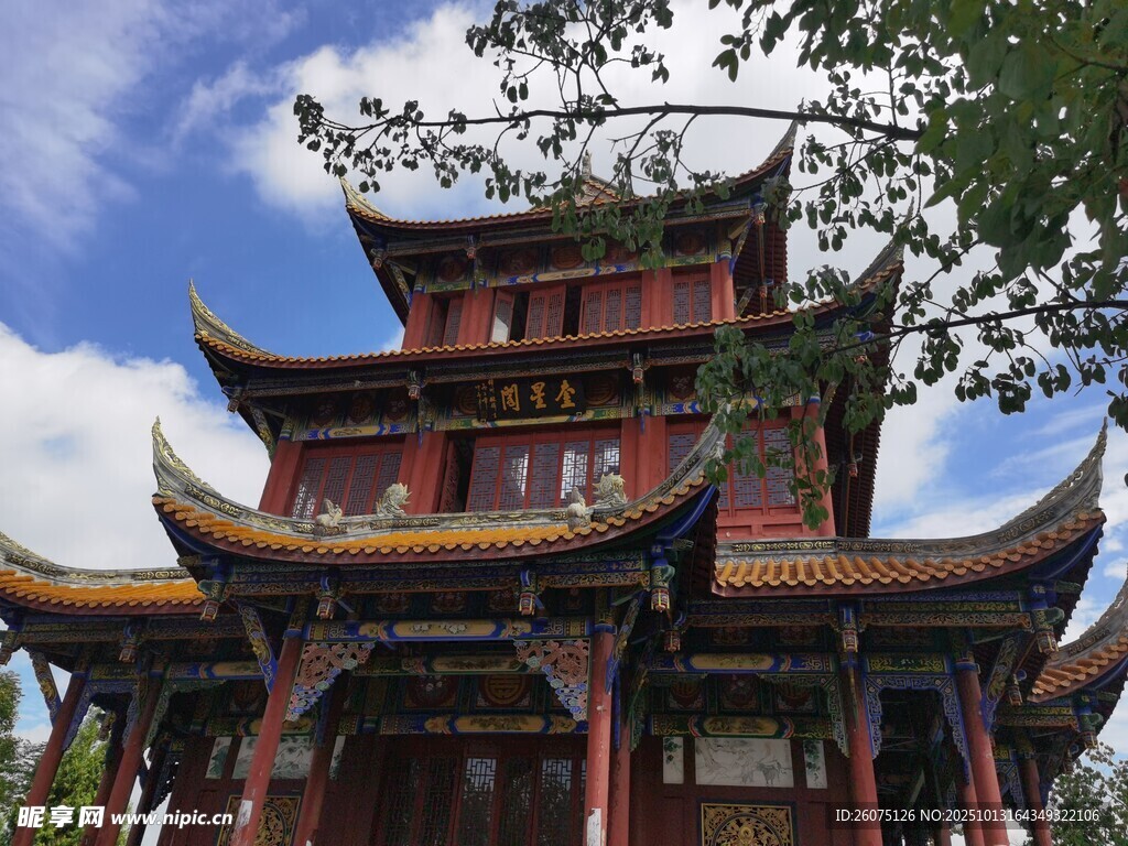中式古塔楼飞檐翘角之美