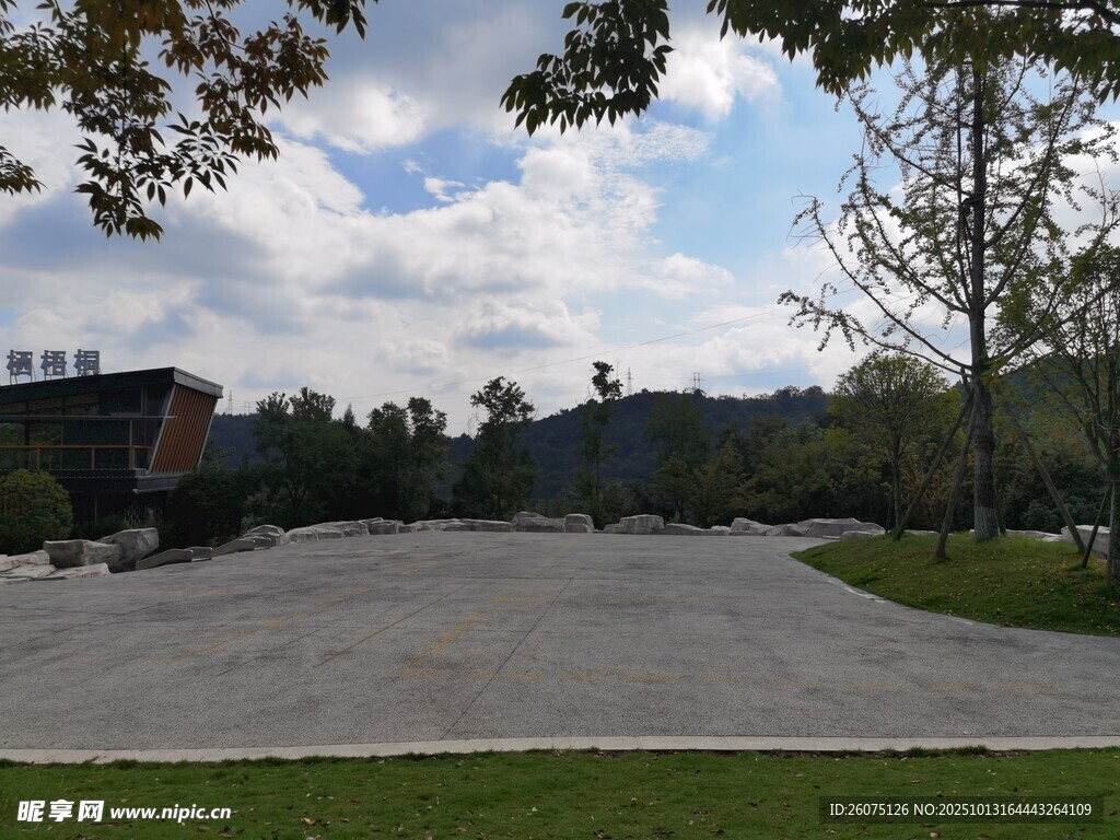 开阔户外停车场景观