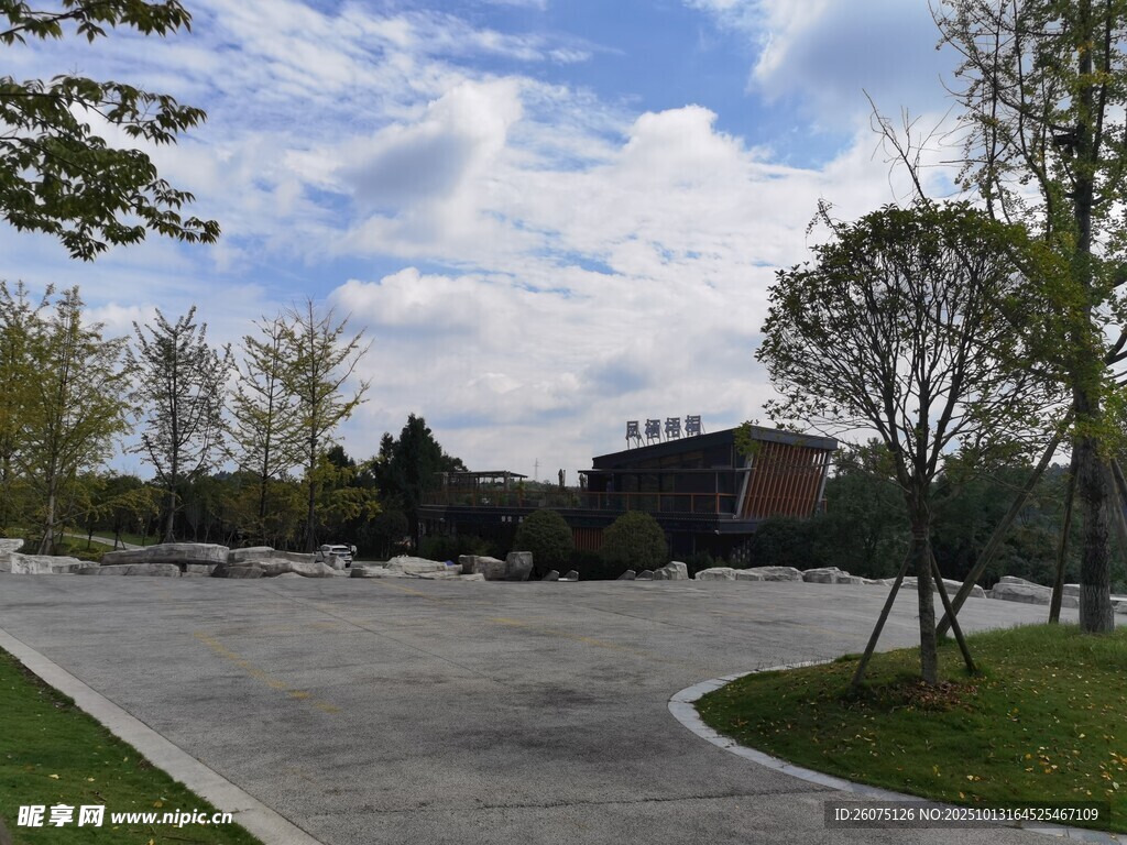 开阔户外停车场及周边景致