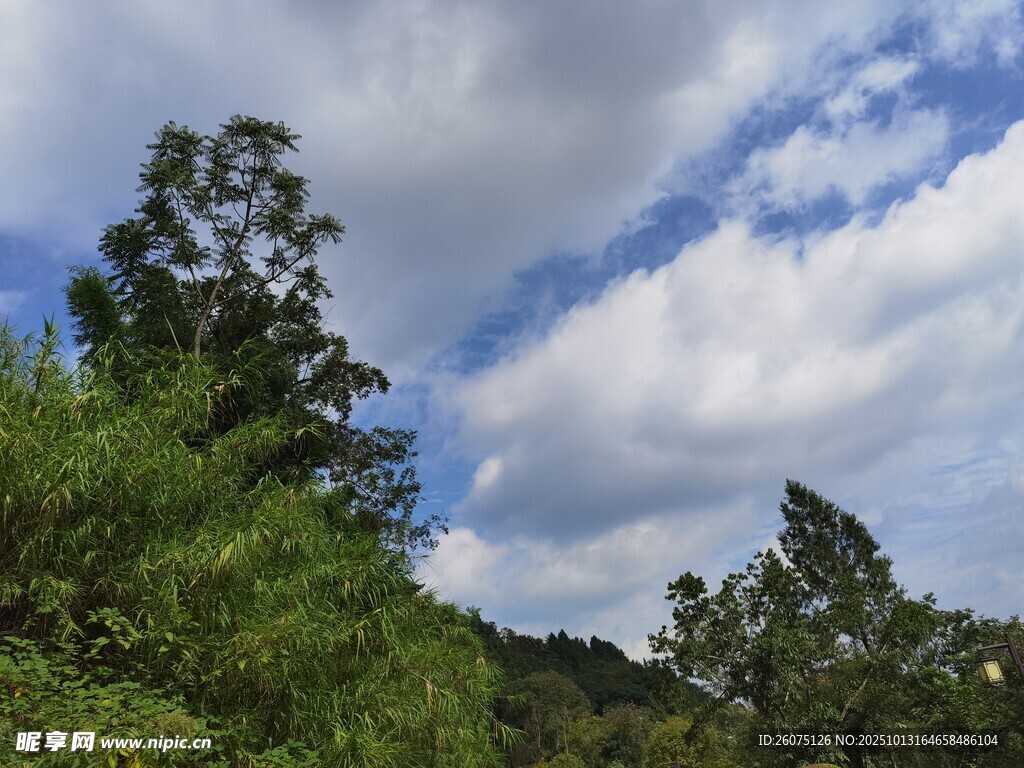 山林间蓝天白云美景