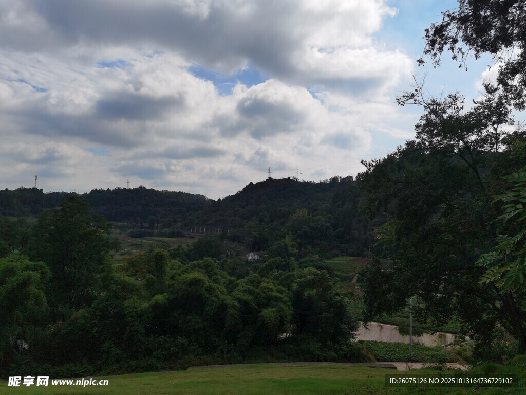 山间绿野云下自然美景