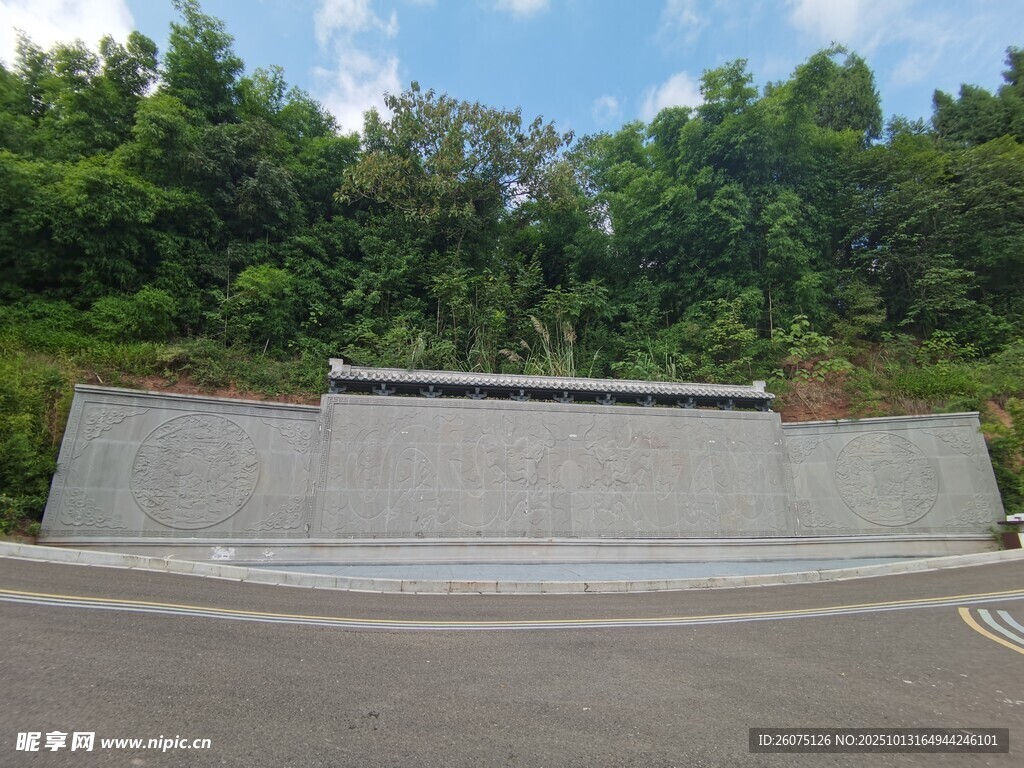 户外水泥墙与绿植景观