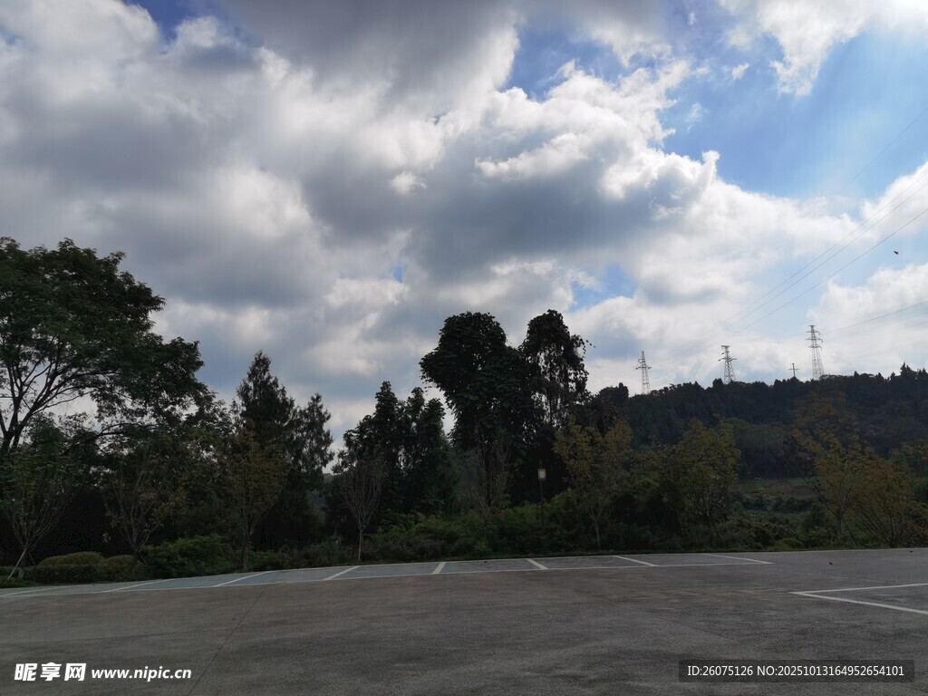 户外开阔风景绿树蓝天