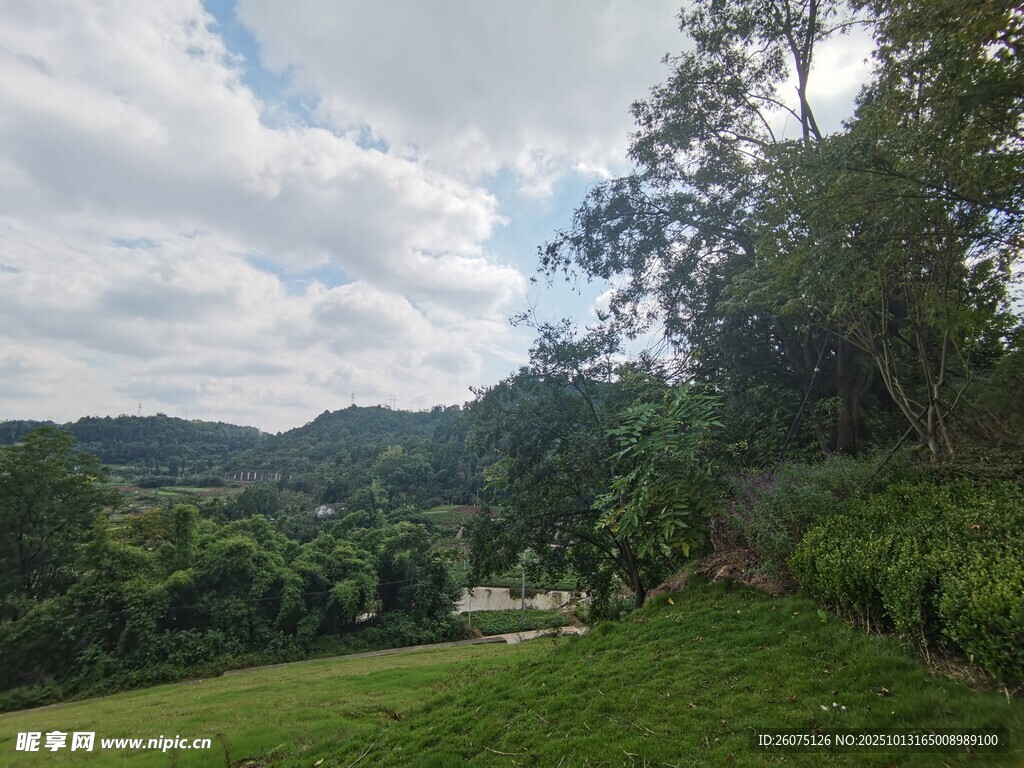 绿野青山间的自然美景