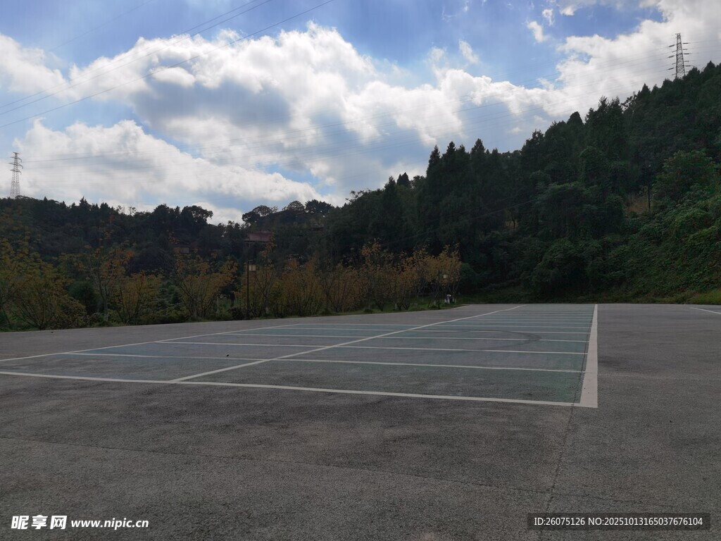 空旷户外停车场与远山